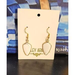 NWT Kinsley Armelle White Marble and 18K Gold Plated Earrings